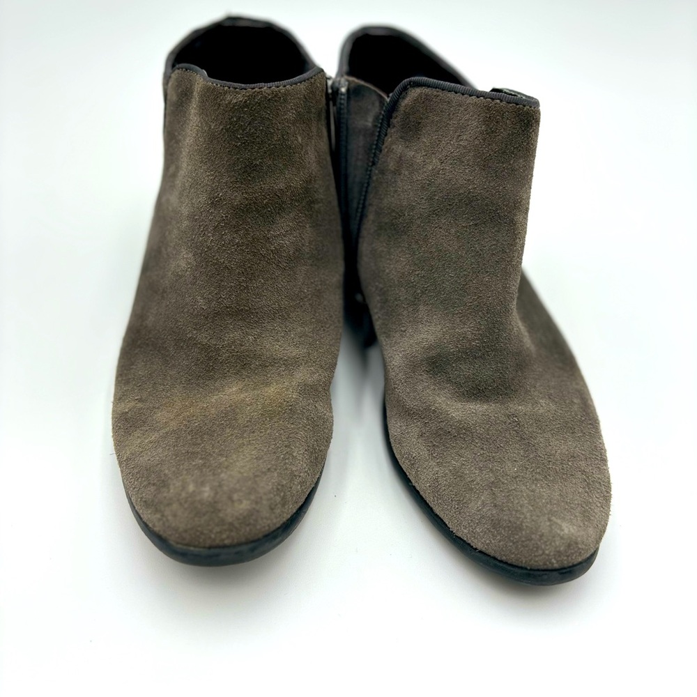 Grey booties. Suede
